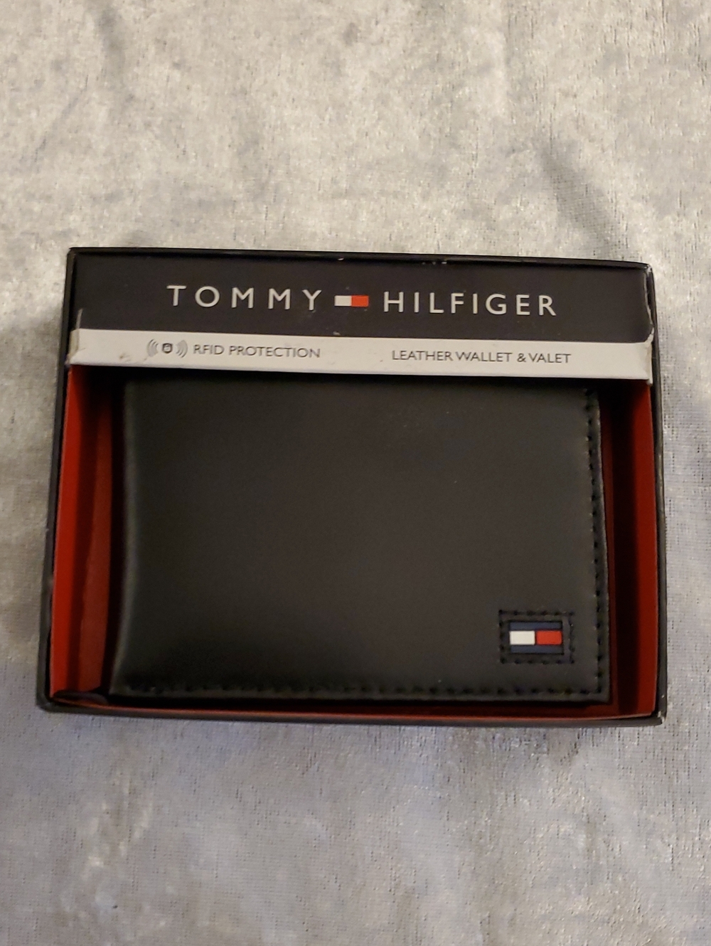 TOMMY HILFIGER Black Leather BI FOLD Wallet RFID Protection With TOMMY LOGO NEW